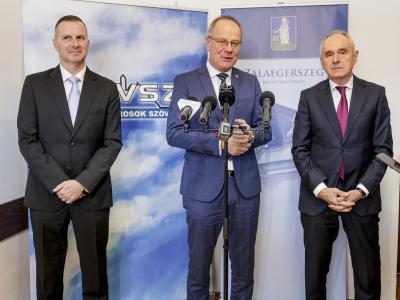 Sajtótájékoztató a közgyűlés szünetében.