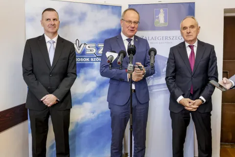 Sajtótájékoztató a közgyűlés szünetében.