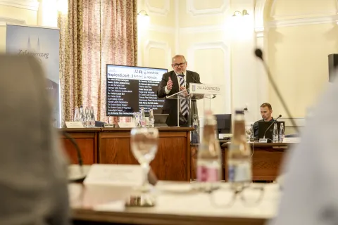 Lantos Csaba előadása a polgármestereknek.